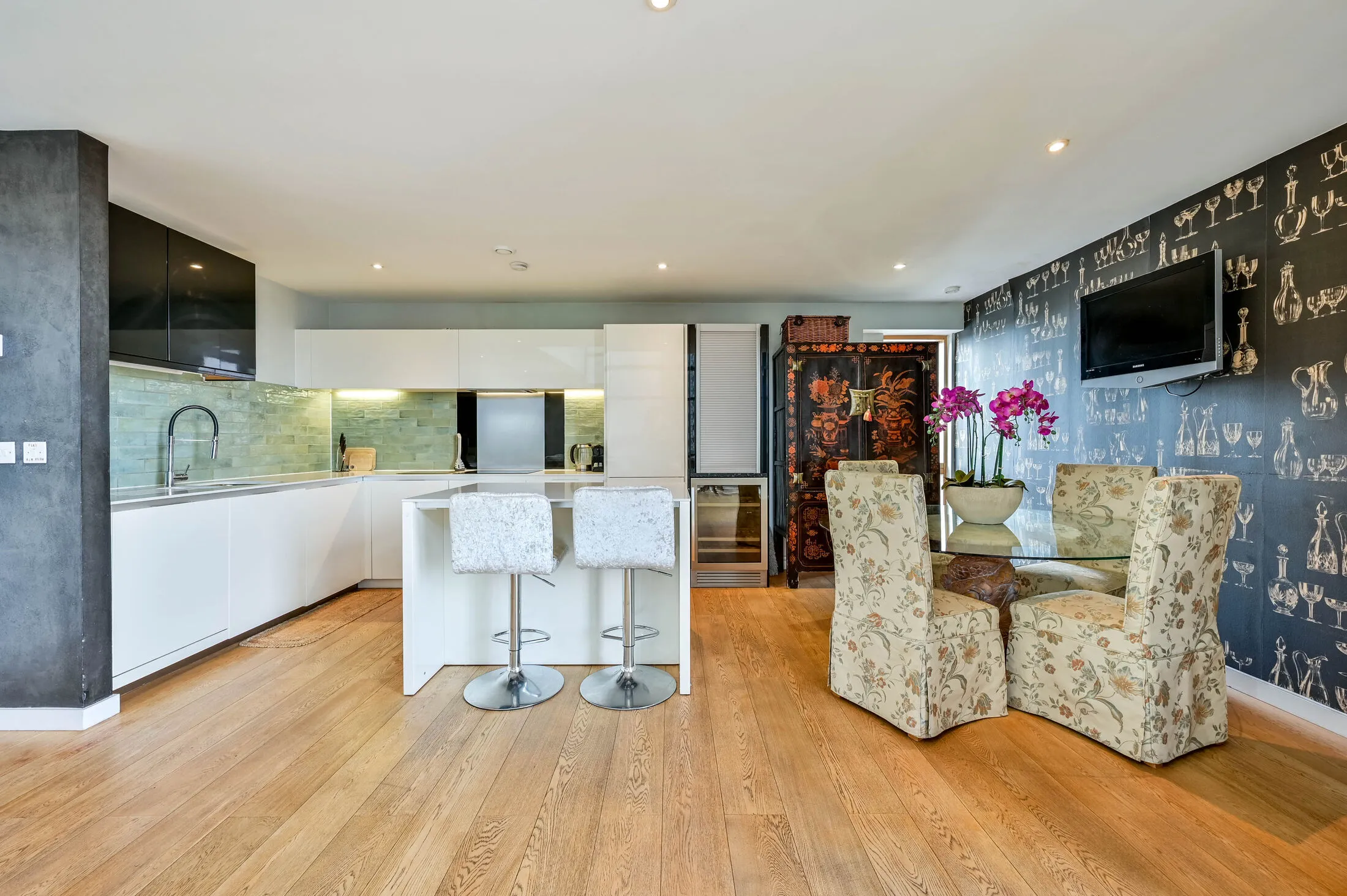 Flat Hardwicks Square in Greater London
