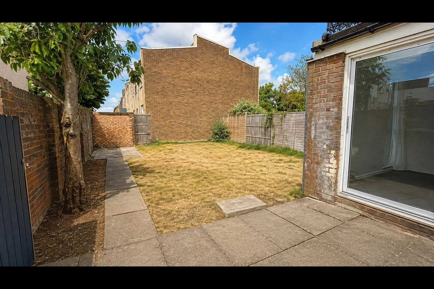 House Saddleworth Square in Greater London