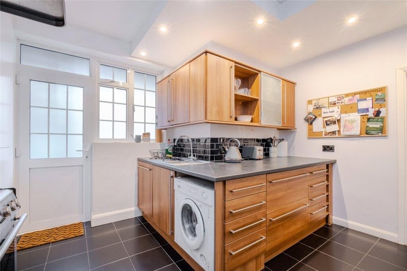 Room Leigham Avenue in Greater London