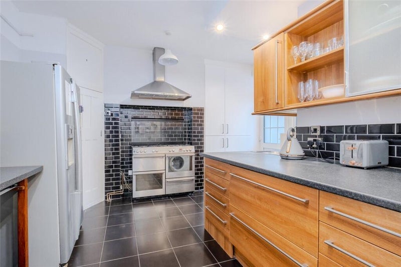 Room Leigham Avenue in Greater London