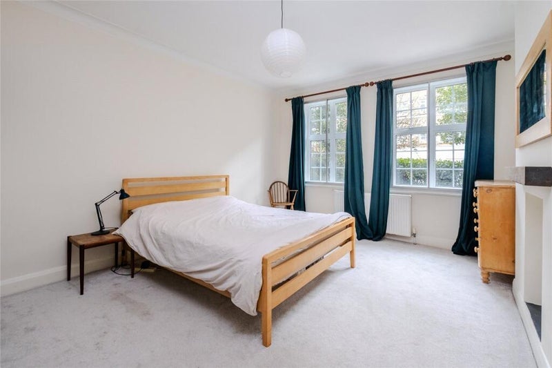 Room Leigham Avenue in Greater London