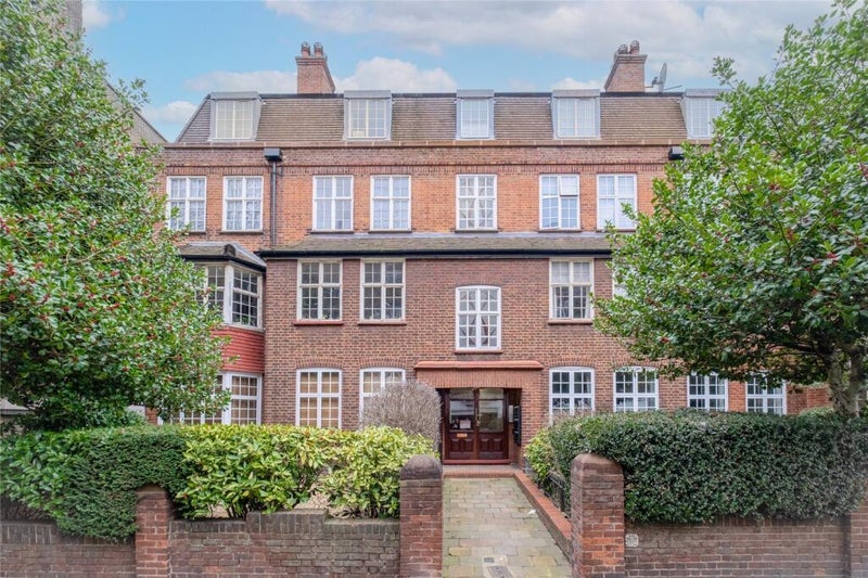 Room Leigham Avenue in Greater London