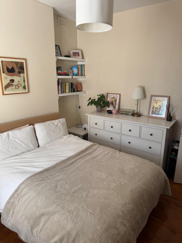 Room Barry Road in Greater London