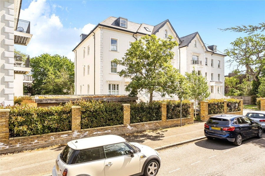 Flat Oak Hill Road in Greater London
