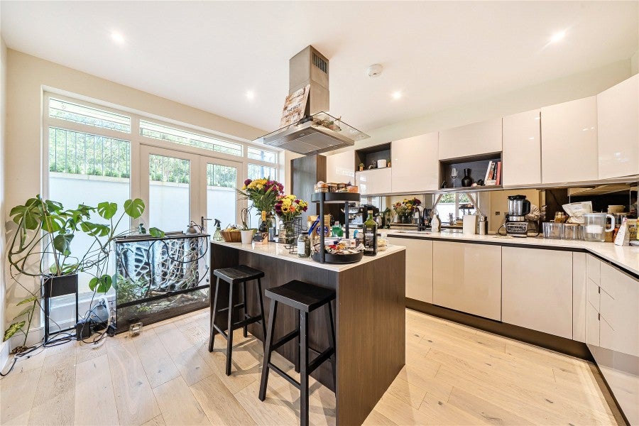 Flat Oak Hill Road in Greater London