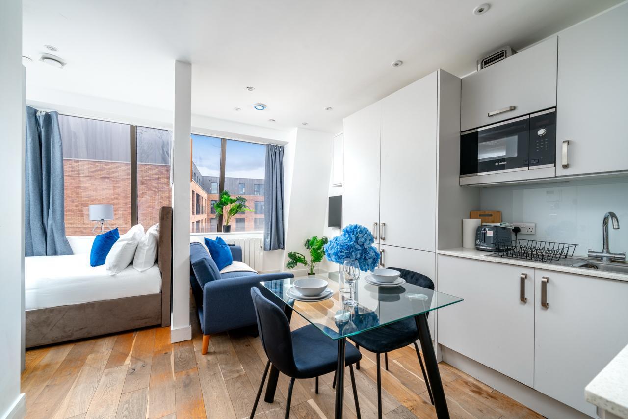 Flat Victoria Road in Greater London