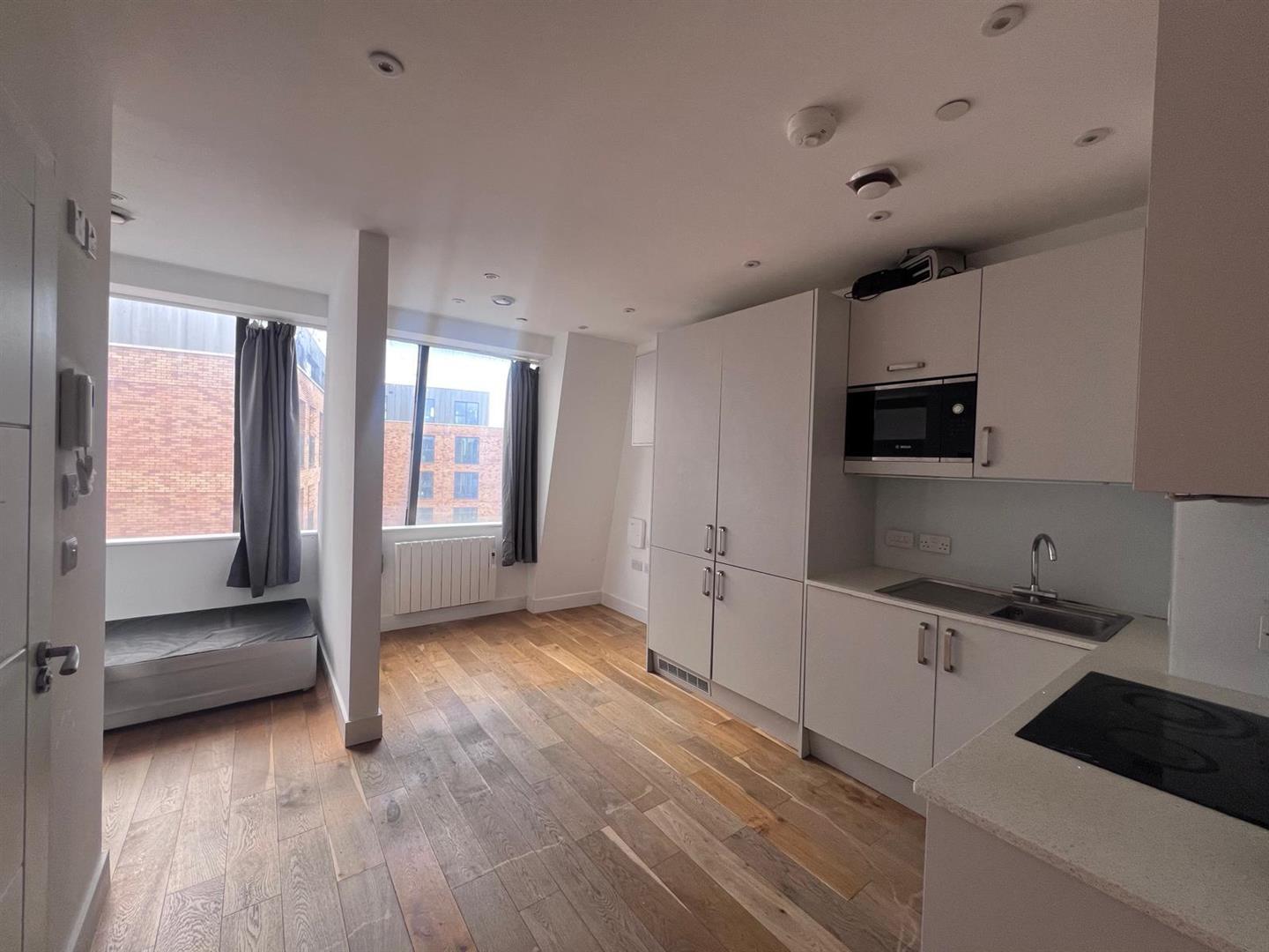 Flat Victoria Road in Greater London