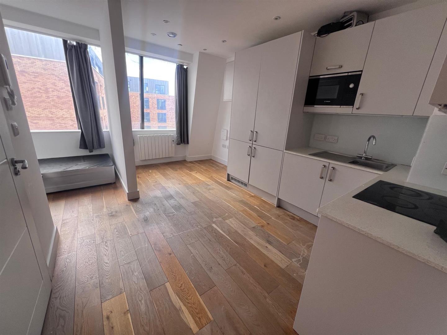 Flat Victoria Road in Greater London
