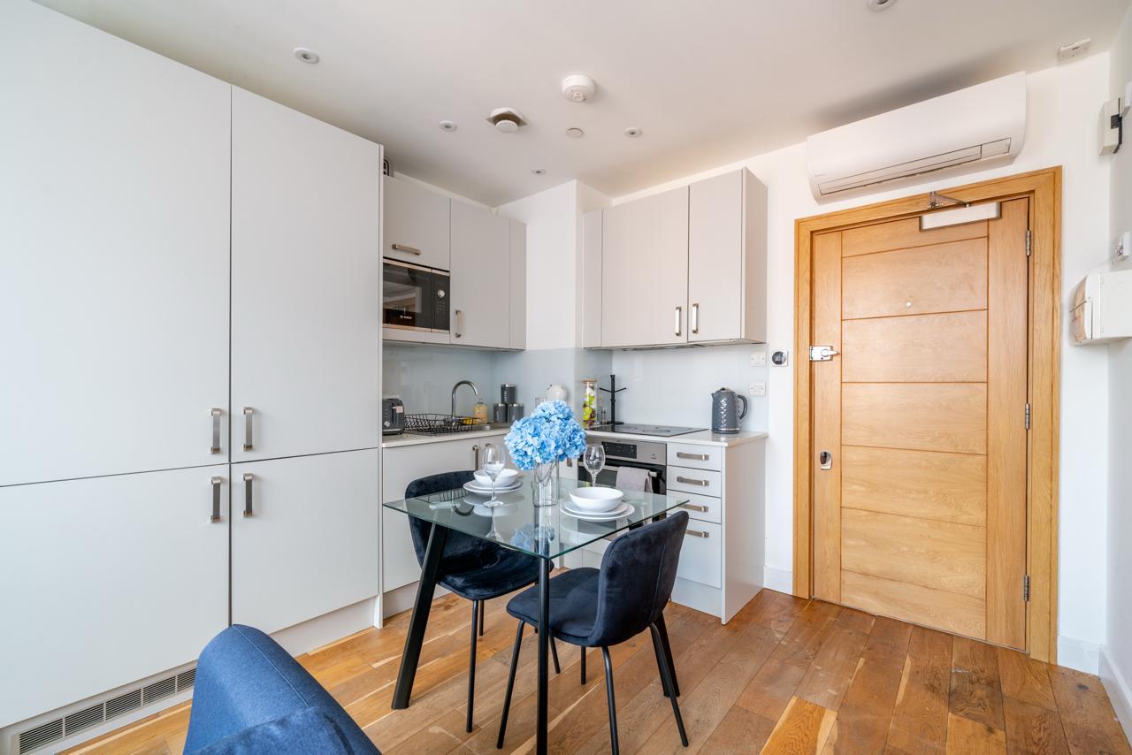 Flat Victoria Road in Greater London