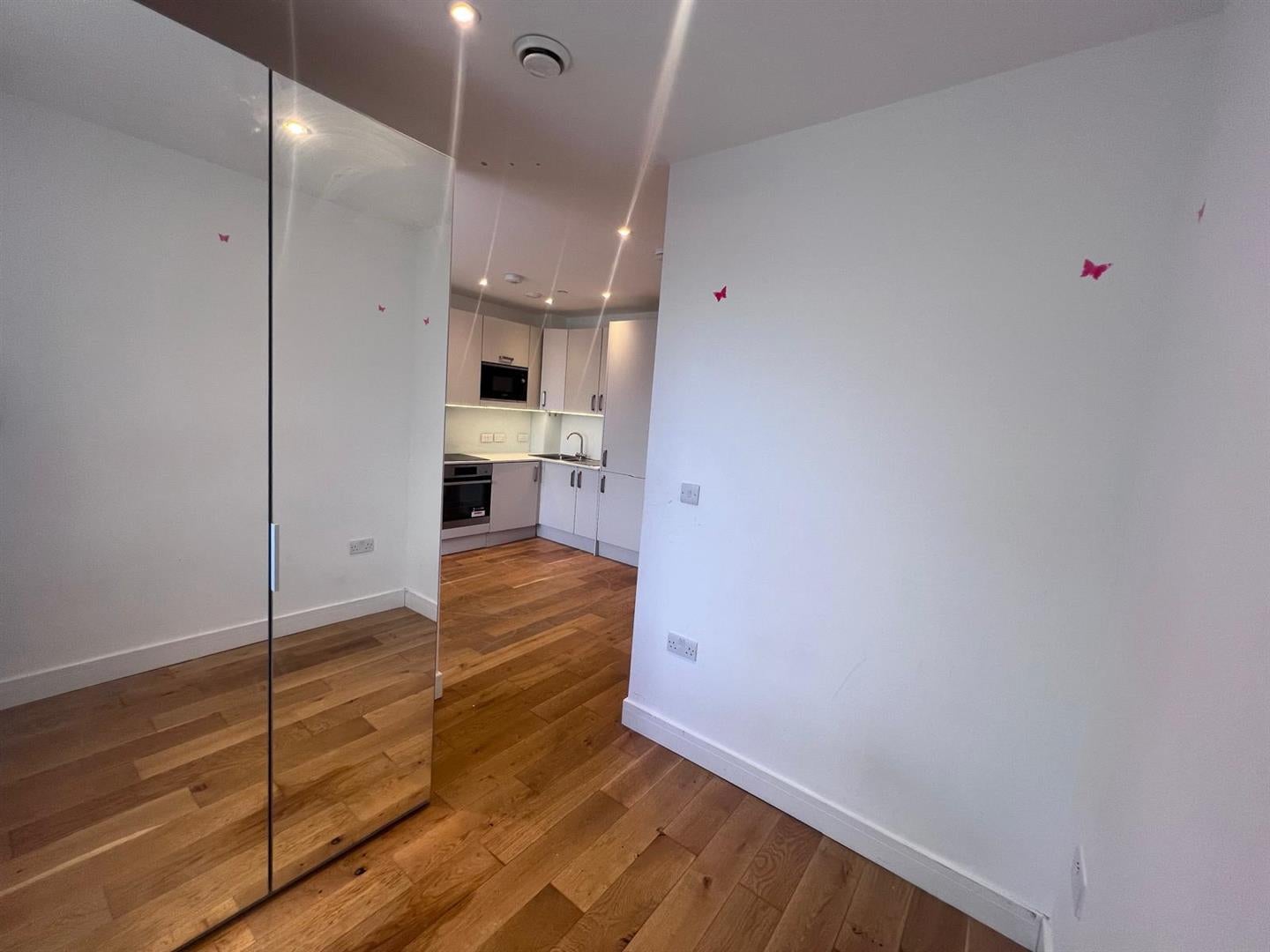 Flat Victoria Road in Greater London
