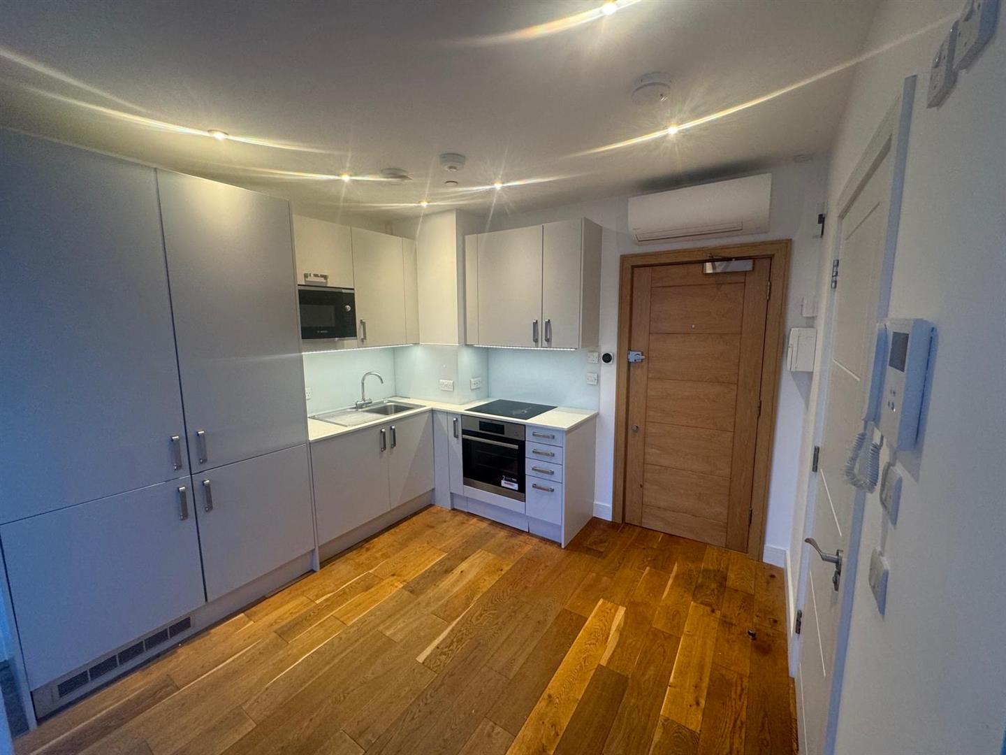 Flat Victoria Road in Greater London