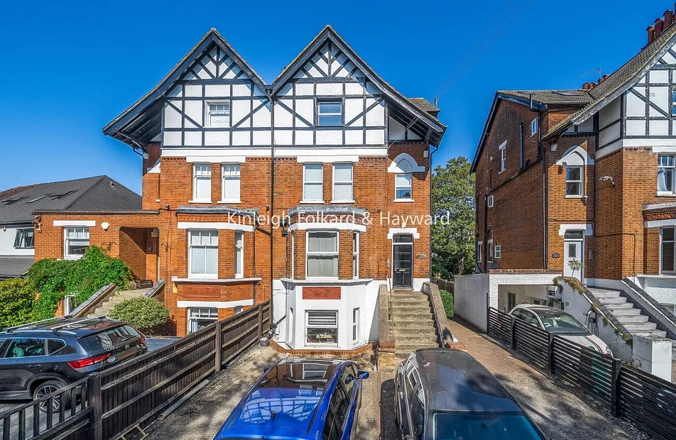 Flat Willow Grove in Greater London