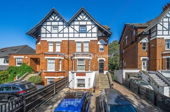 Flat Willow Grove in Greater London