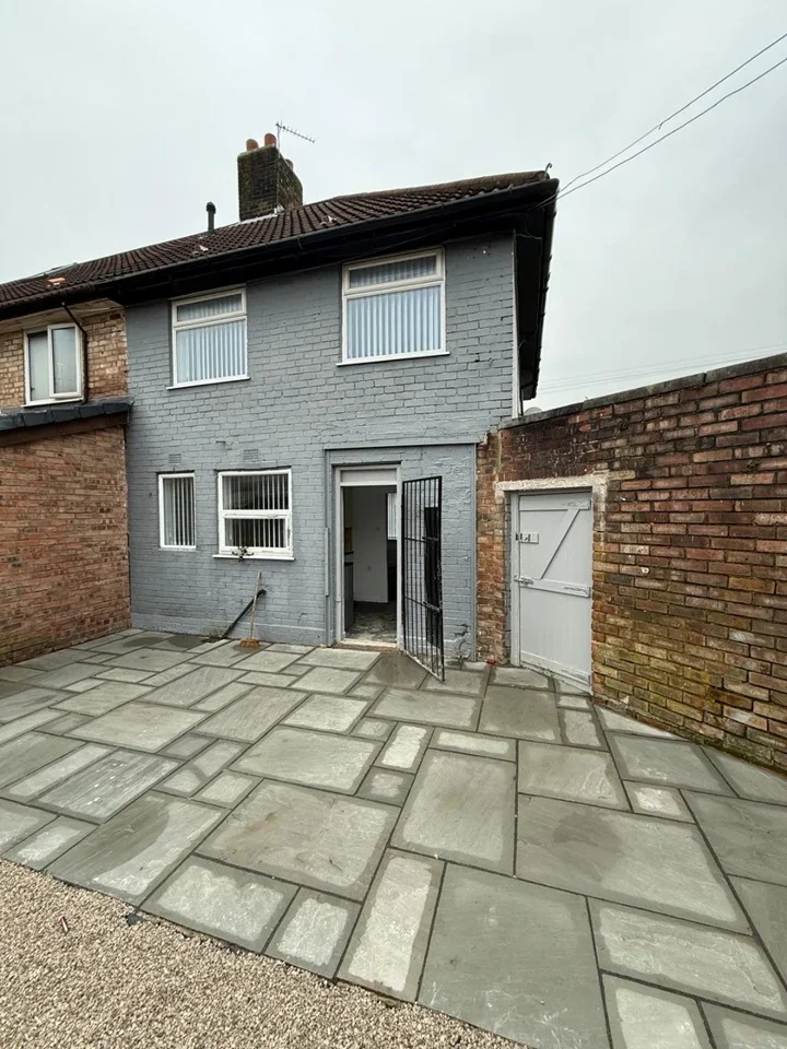 House Woolfall Close in Huyton