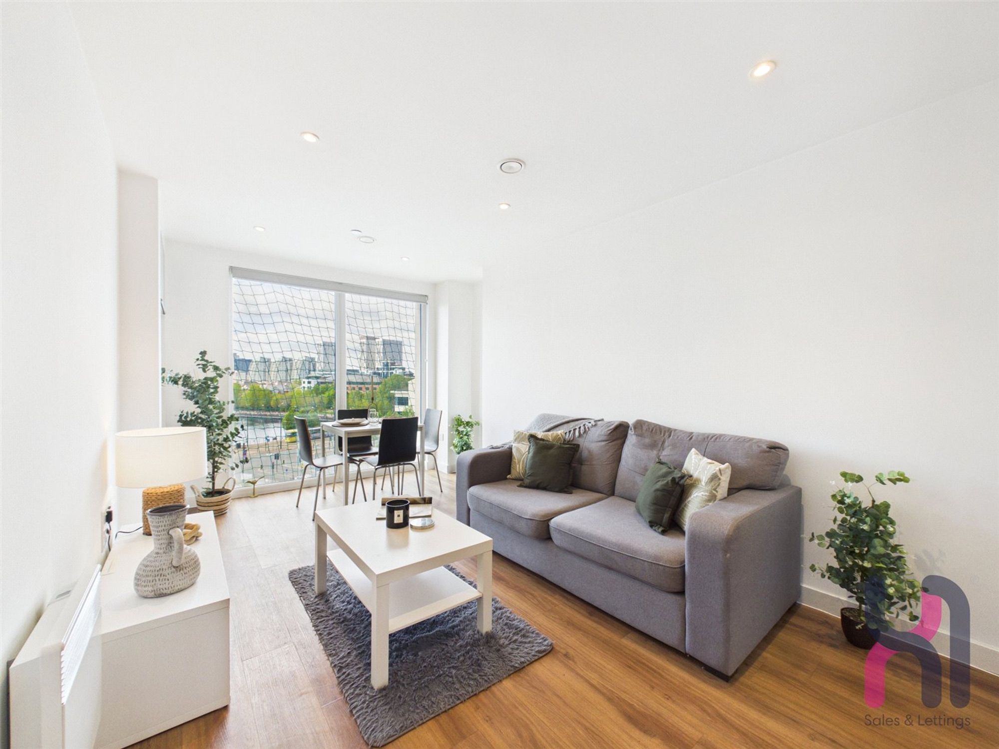 Flat Elmira Way in Salford