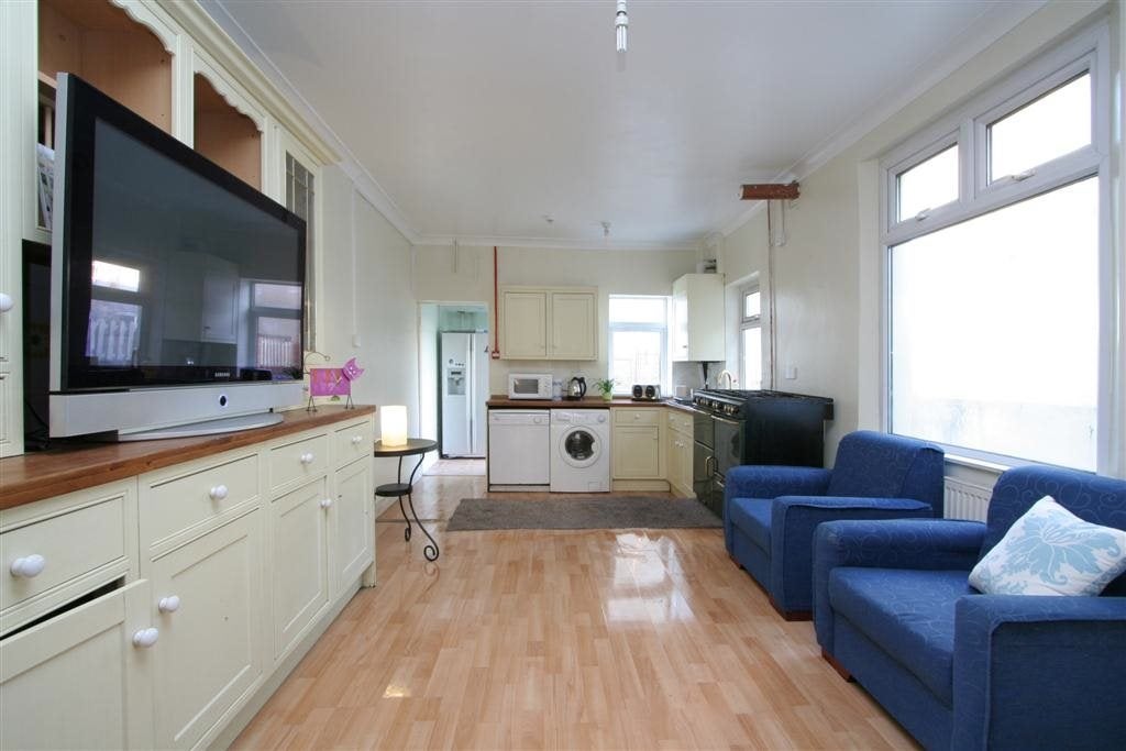 Room Clive Road in Cardiff