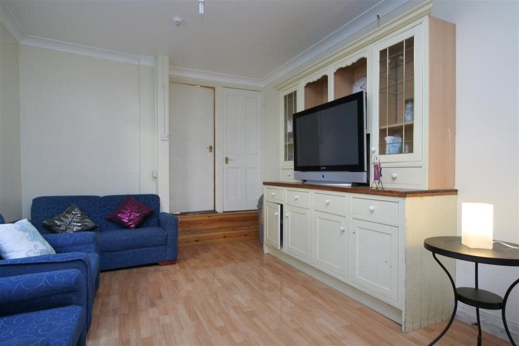 Room Clive Road in Cardiff