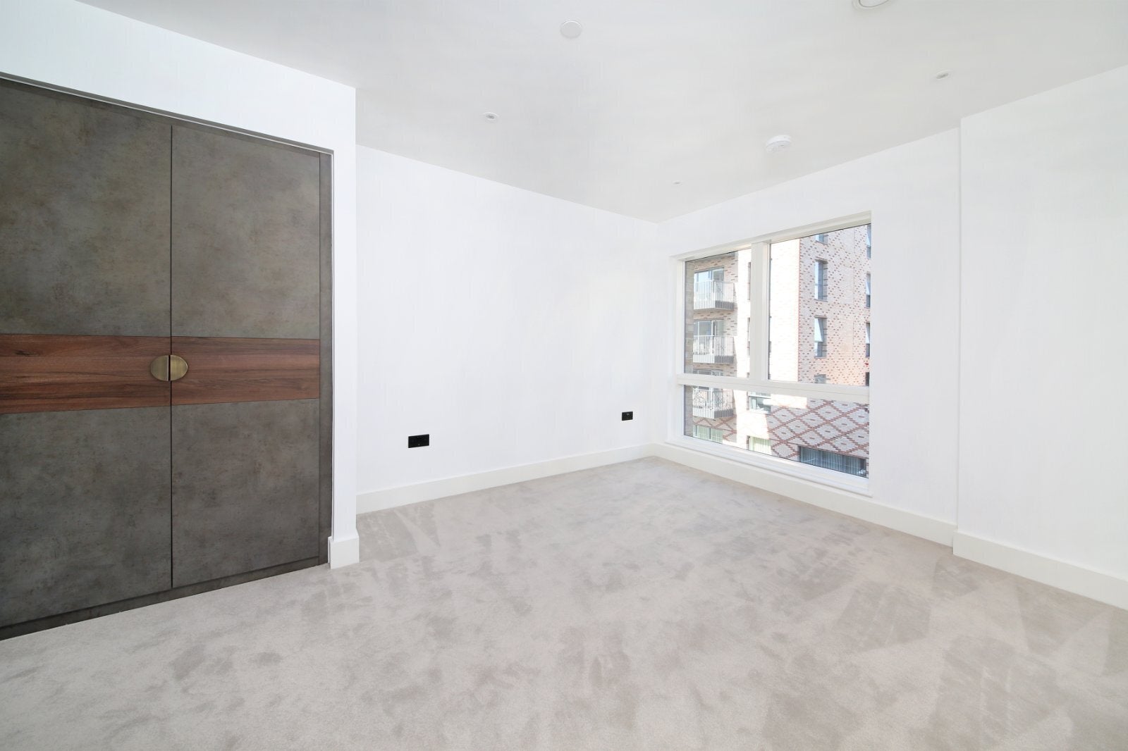 Flat Grayshott Road in Greater London