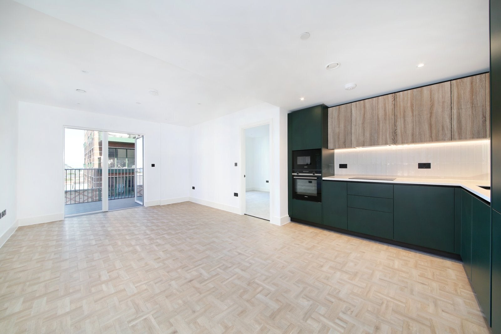 Flat Grayshott Road in Greater London