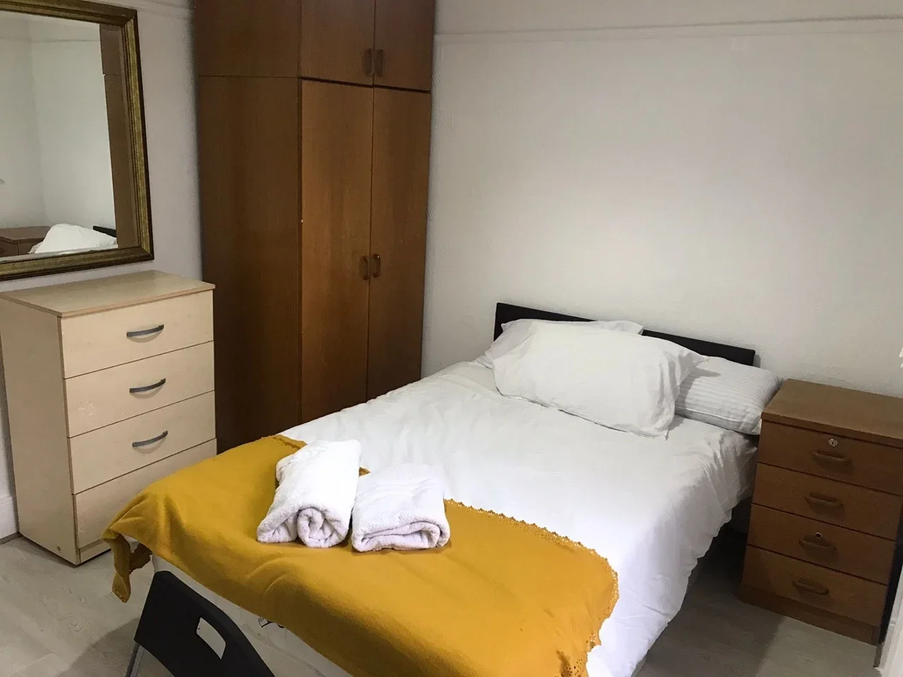 Room Finchley Road in Greater London
