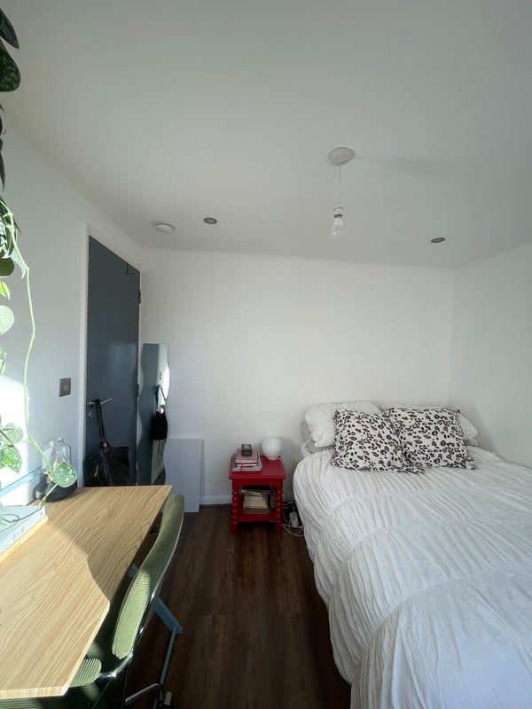 Room Kingsland Road in Greater London