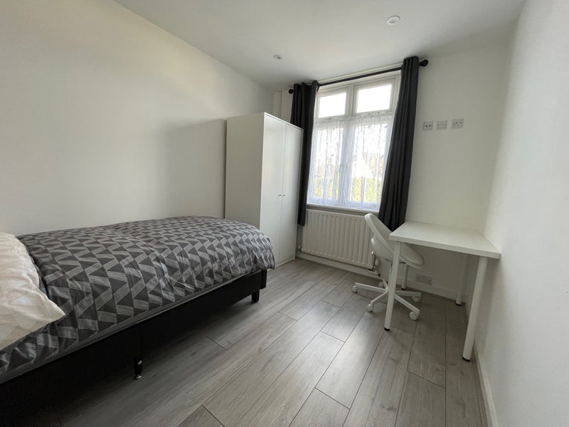 Room Cobbles Crescent in Crawley