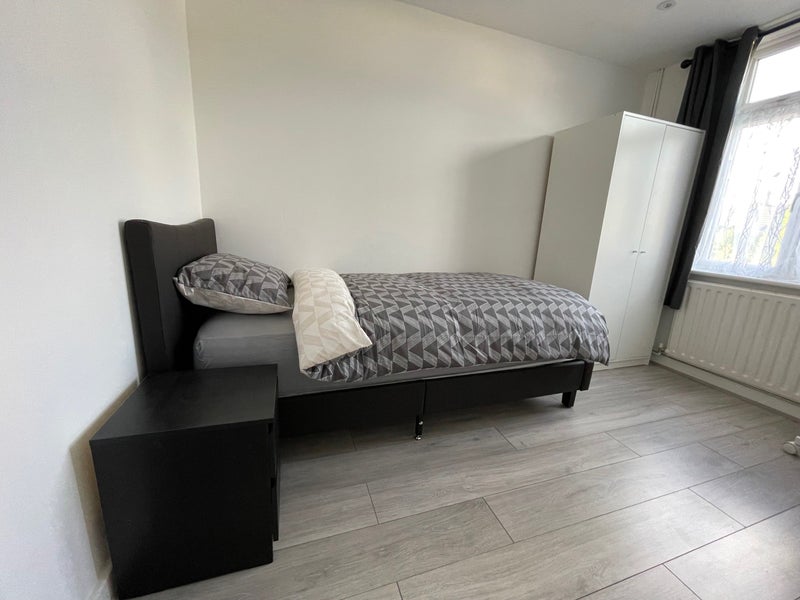 Room Cobbles Crescent in Crawley