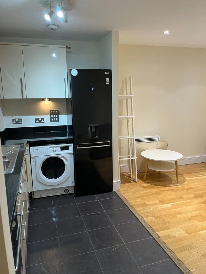 Flat Prestons Road in Greater London