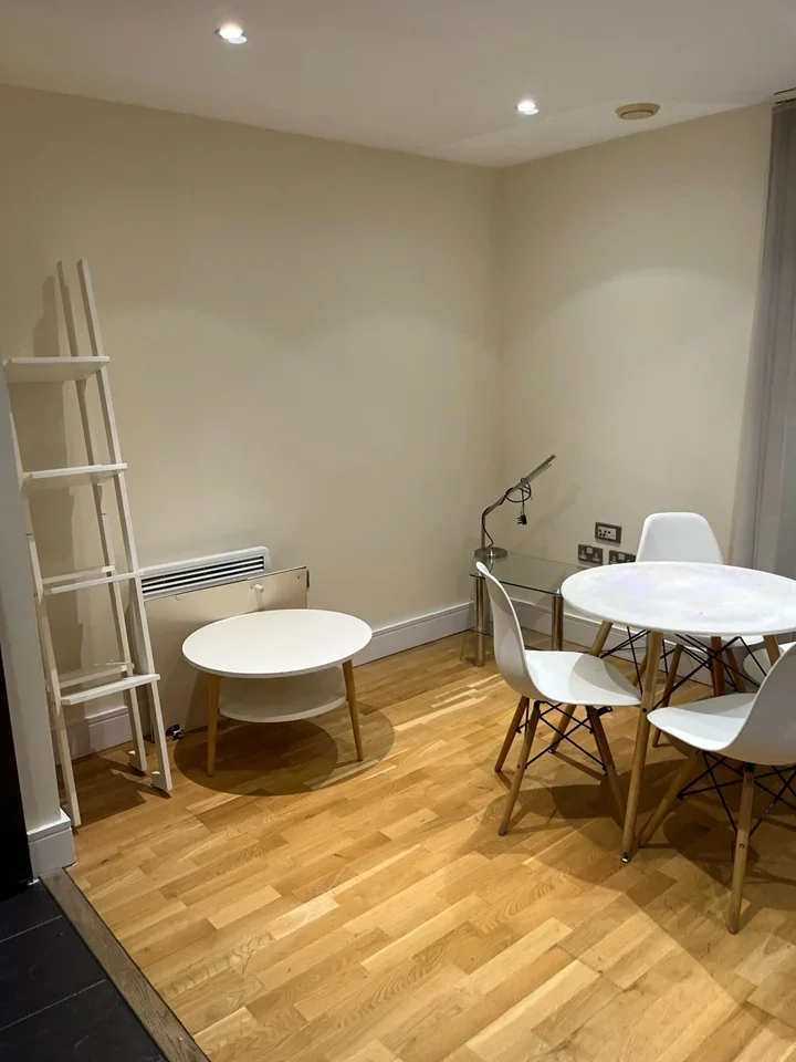 Flat Prestons Road in Greater London