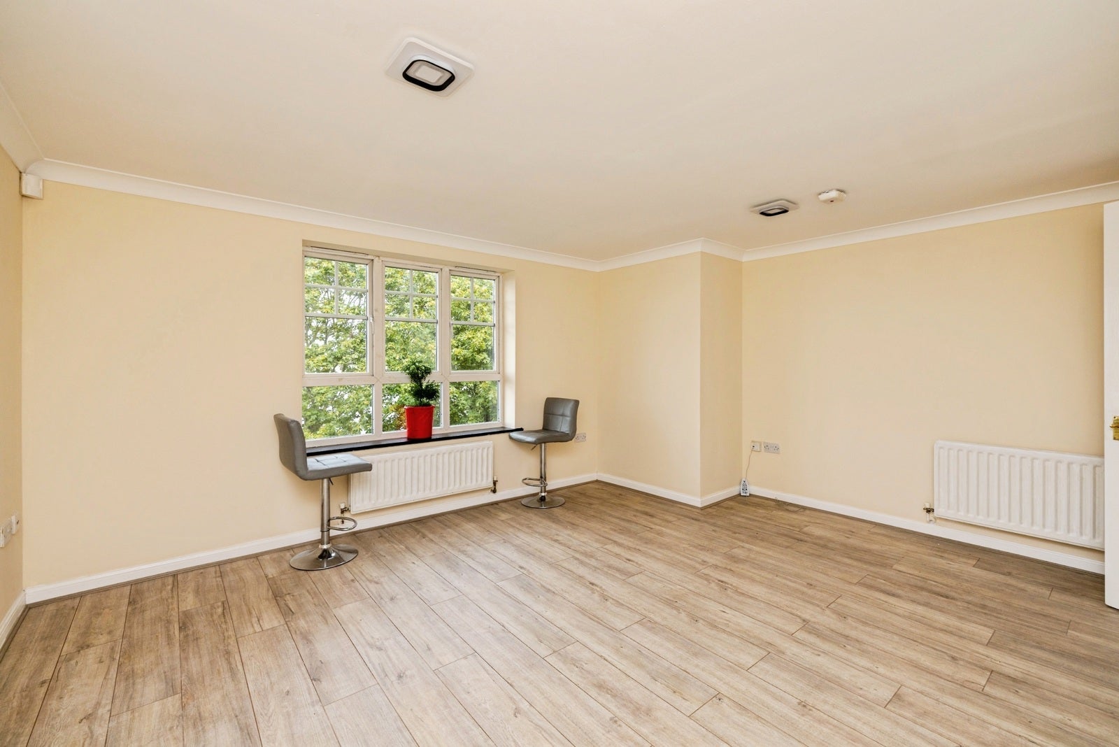 Flat Greenhaven Drive in Greater London