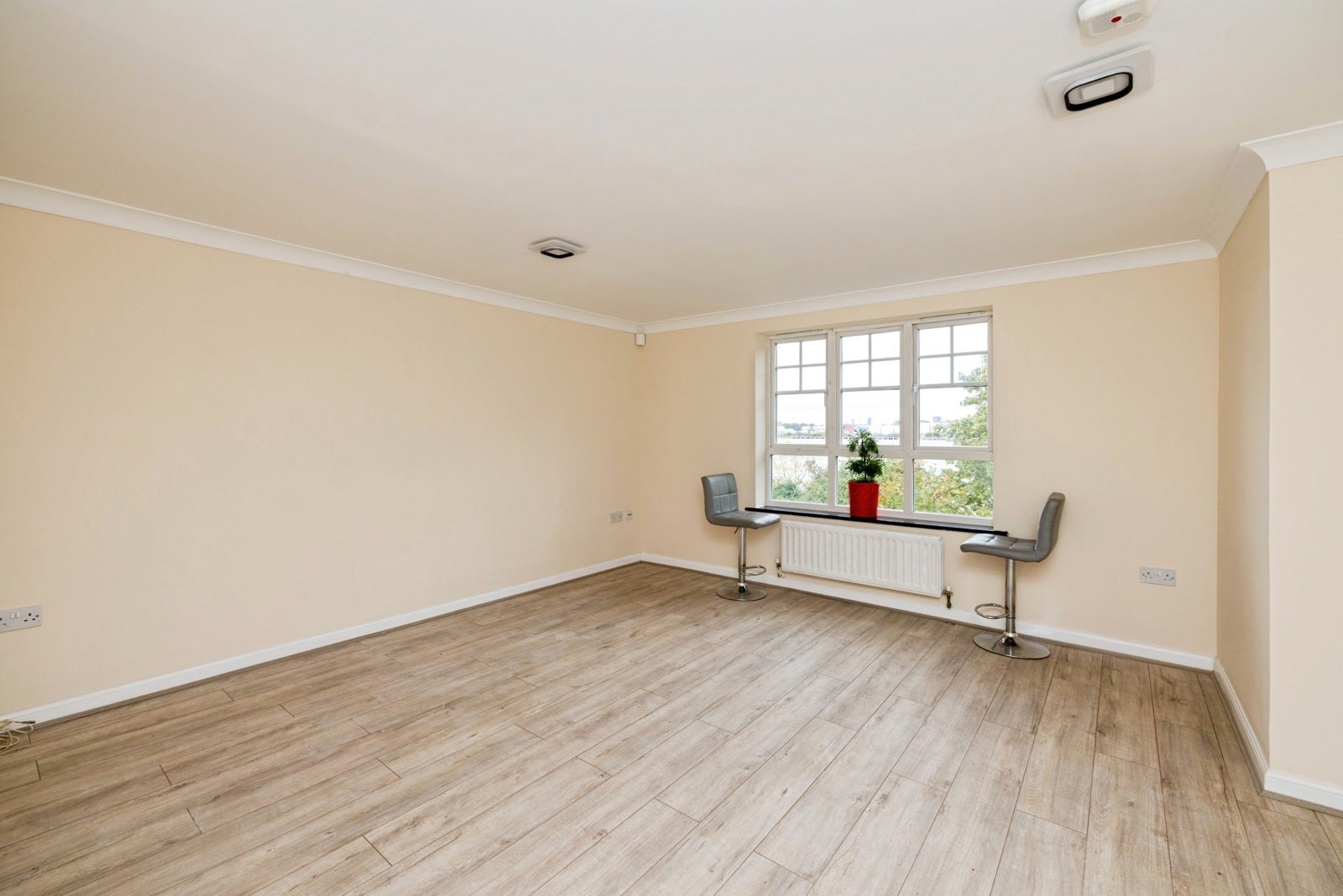 Flat Greenhaven Drive in Greater London
