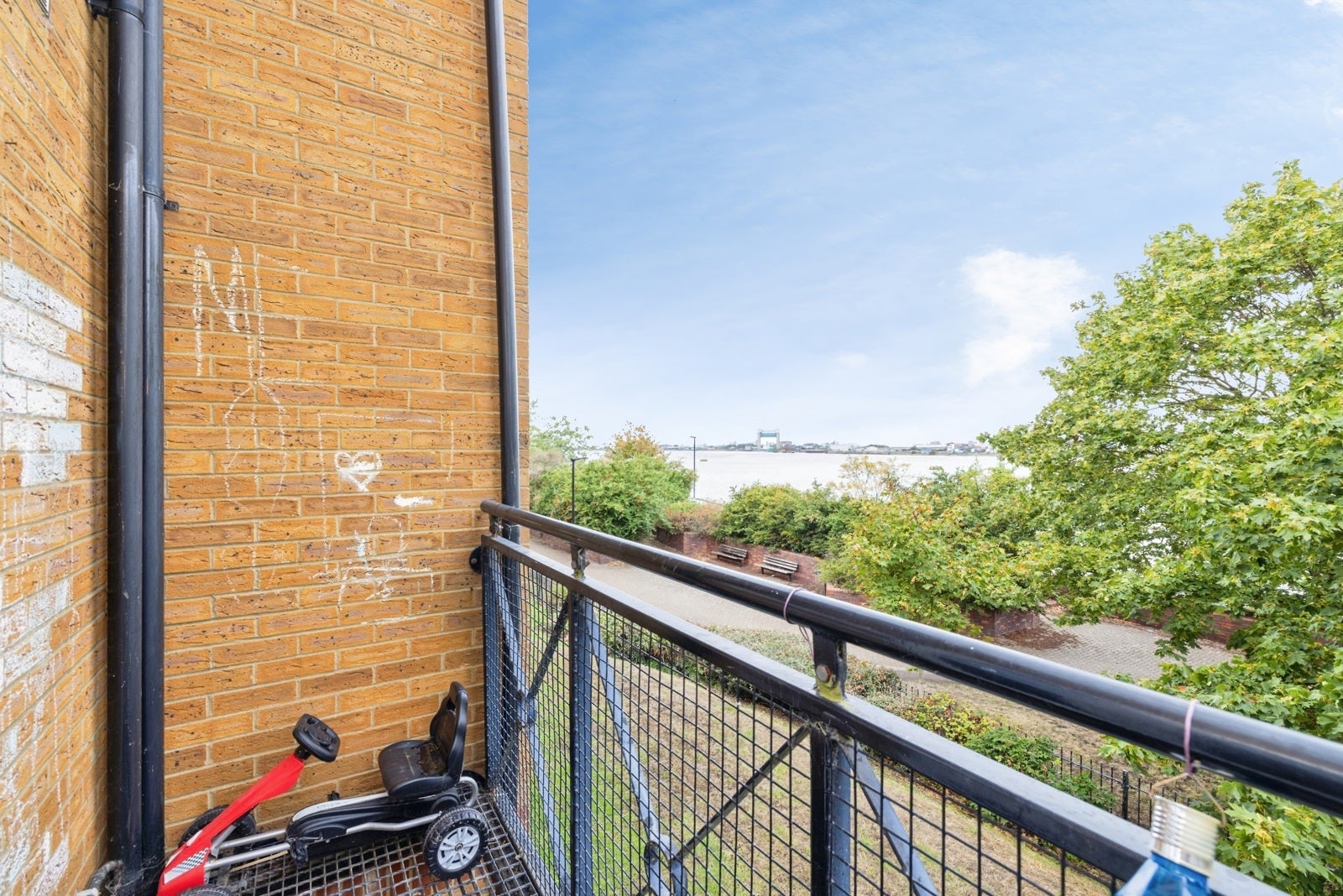 Flat Greenhaven Drive in Greater London