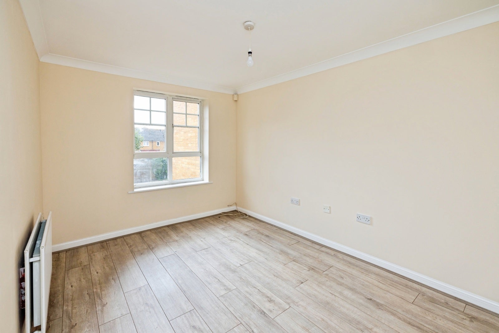 Flat Greenhaven Drive in Greater London