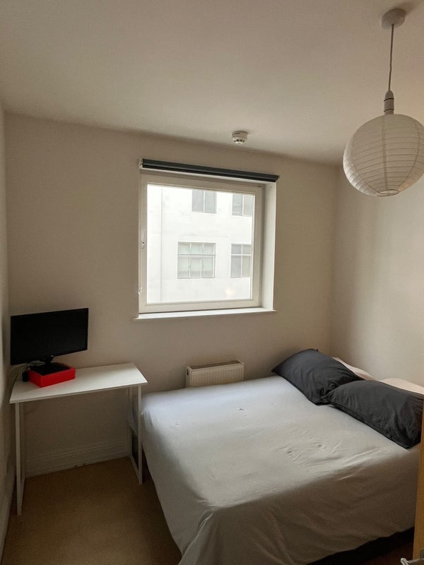 Room Farringdon Road in Greater London