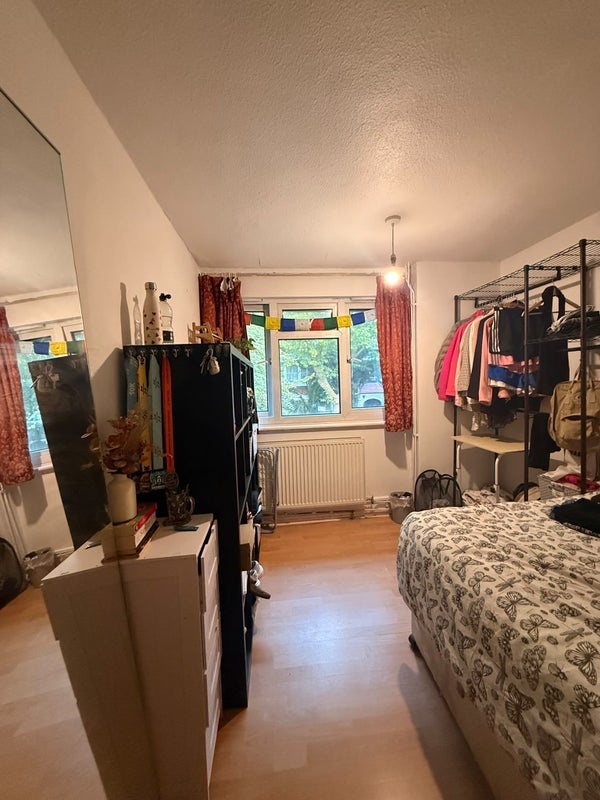Room Westover Road in Greater London