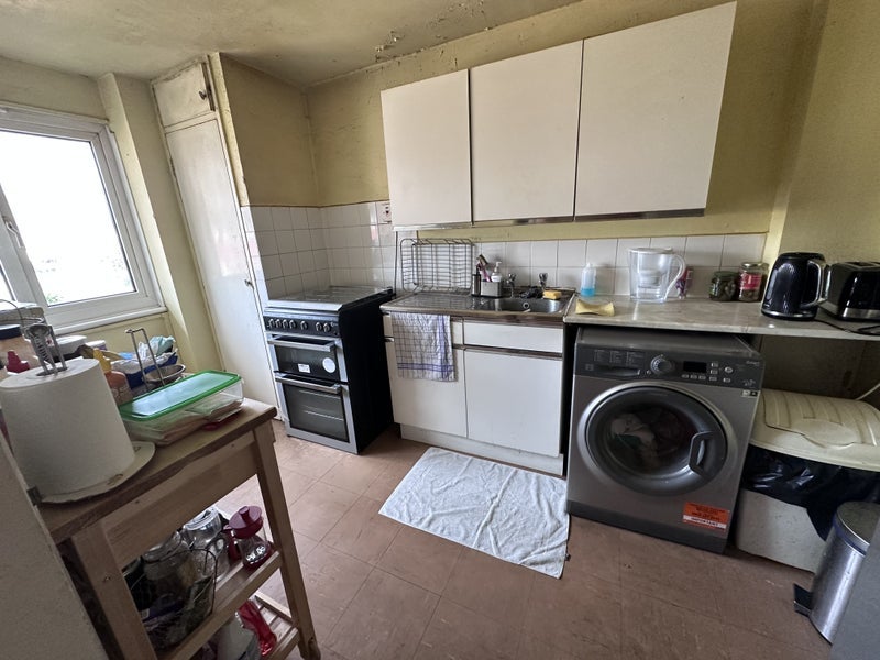 Room Westover Road in Greater London