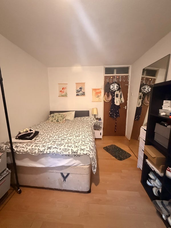 Room Westover Road in Greater London