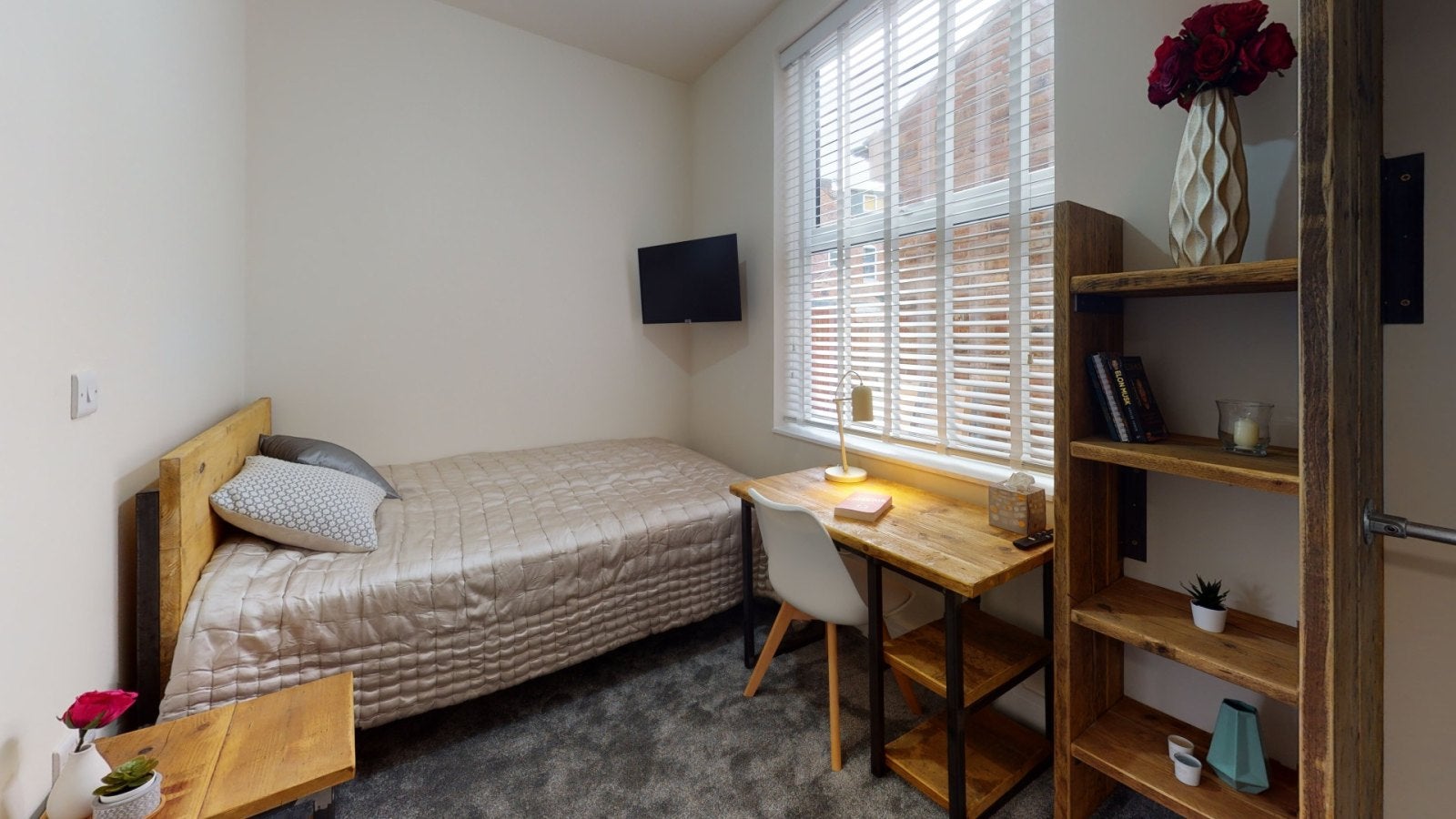 Room Carlyle Road in Birmingham