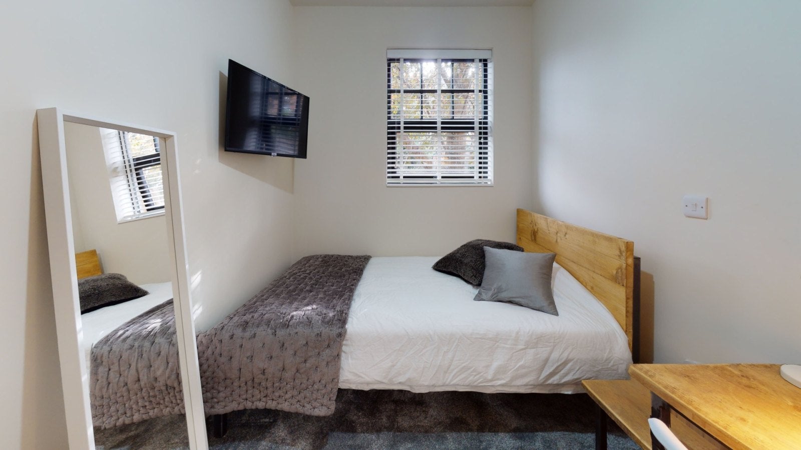 Room Carlyle Road in Birmingham