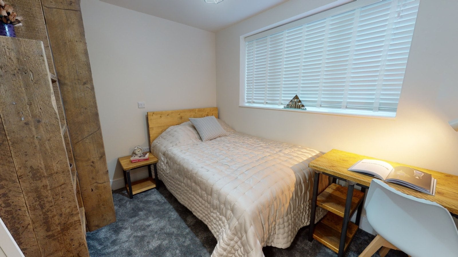 Room Carlyle Road in Birmingham