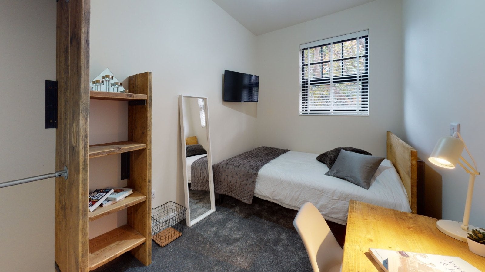 Room Carlyle Road in Birmingham