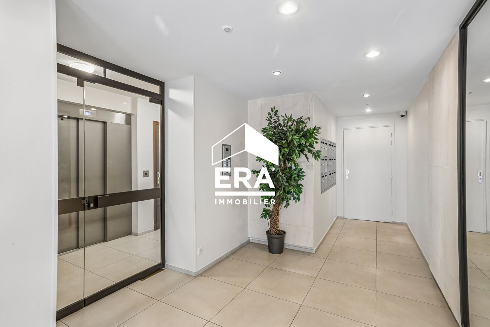 Flat Rue Chanez in Paris