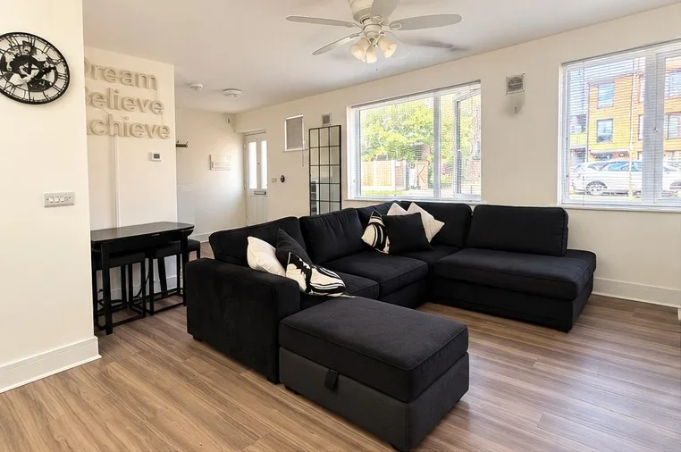 House Warwick Close in Greater London