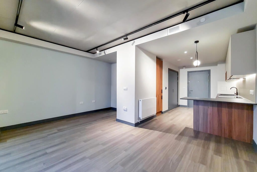 Flat Empire Way in Greater London