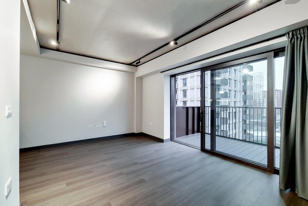 Flat Empire Way in Greater London