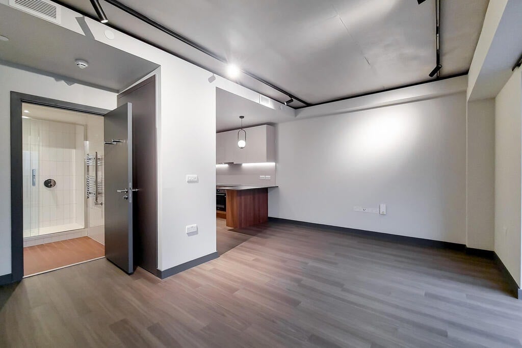 Flat Empire Way in Greater London