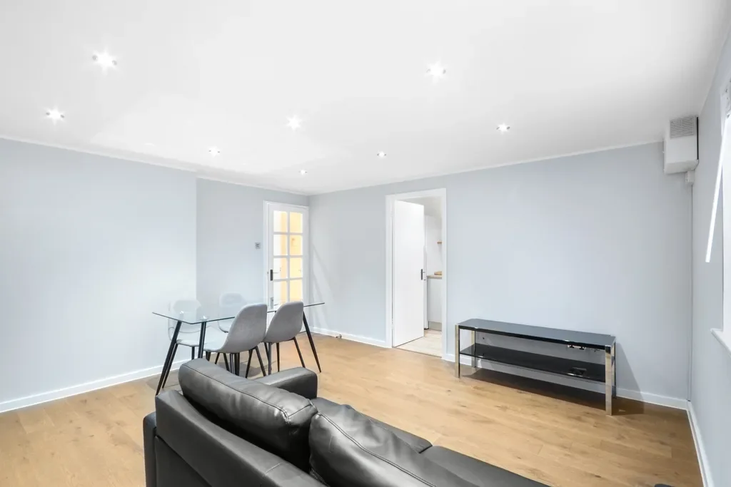 Flat Arden Crescent in Greater London