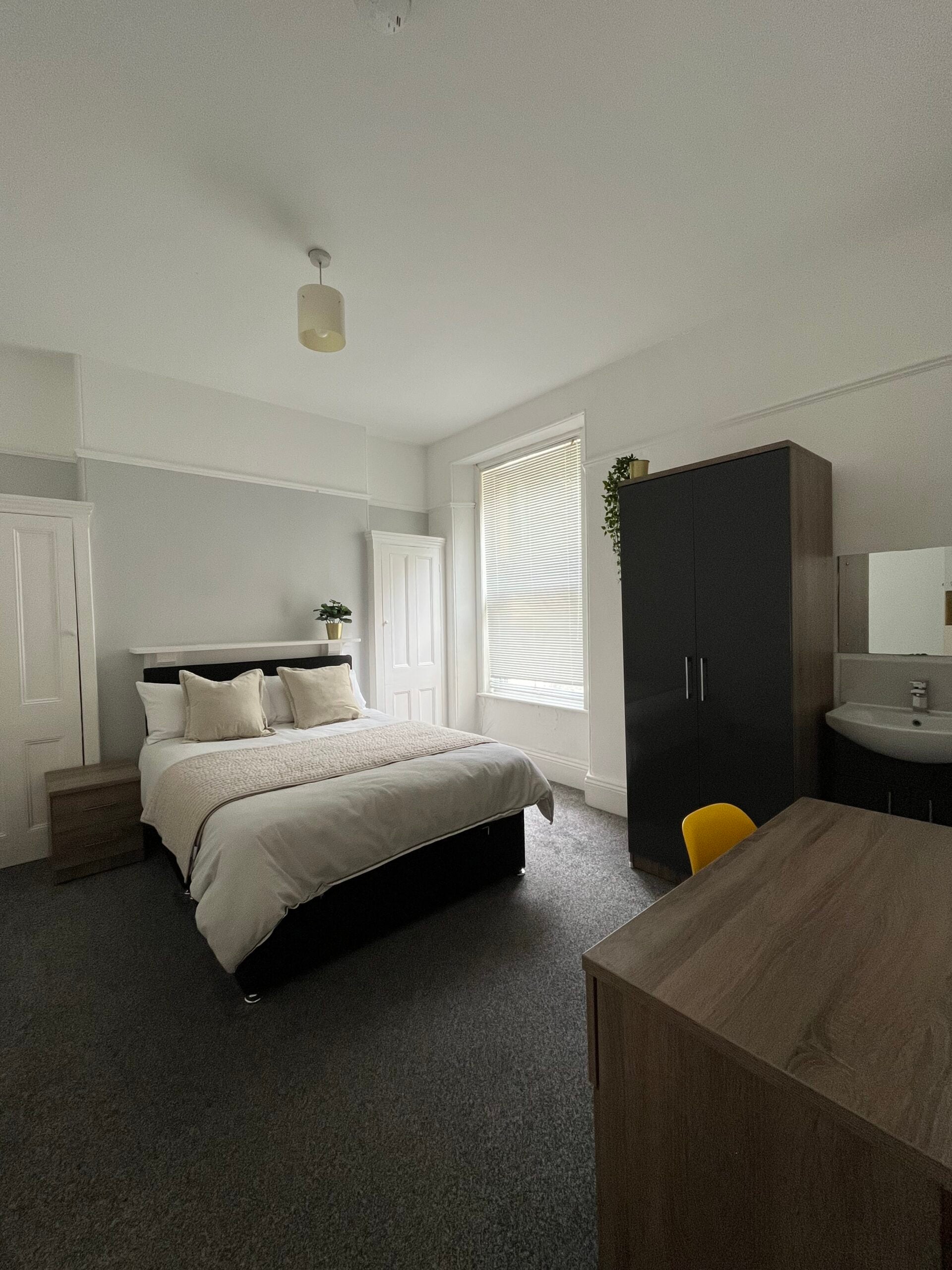 Room Sutherland Road in Plymouth