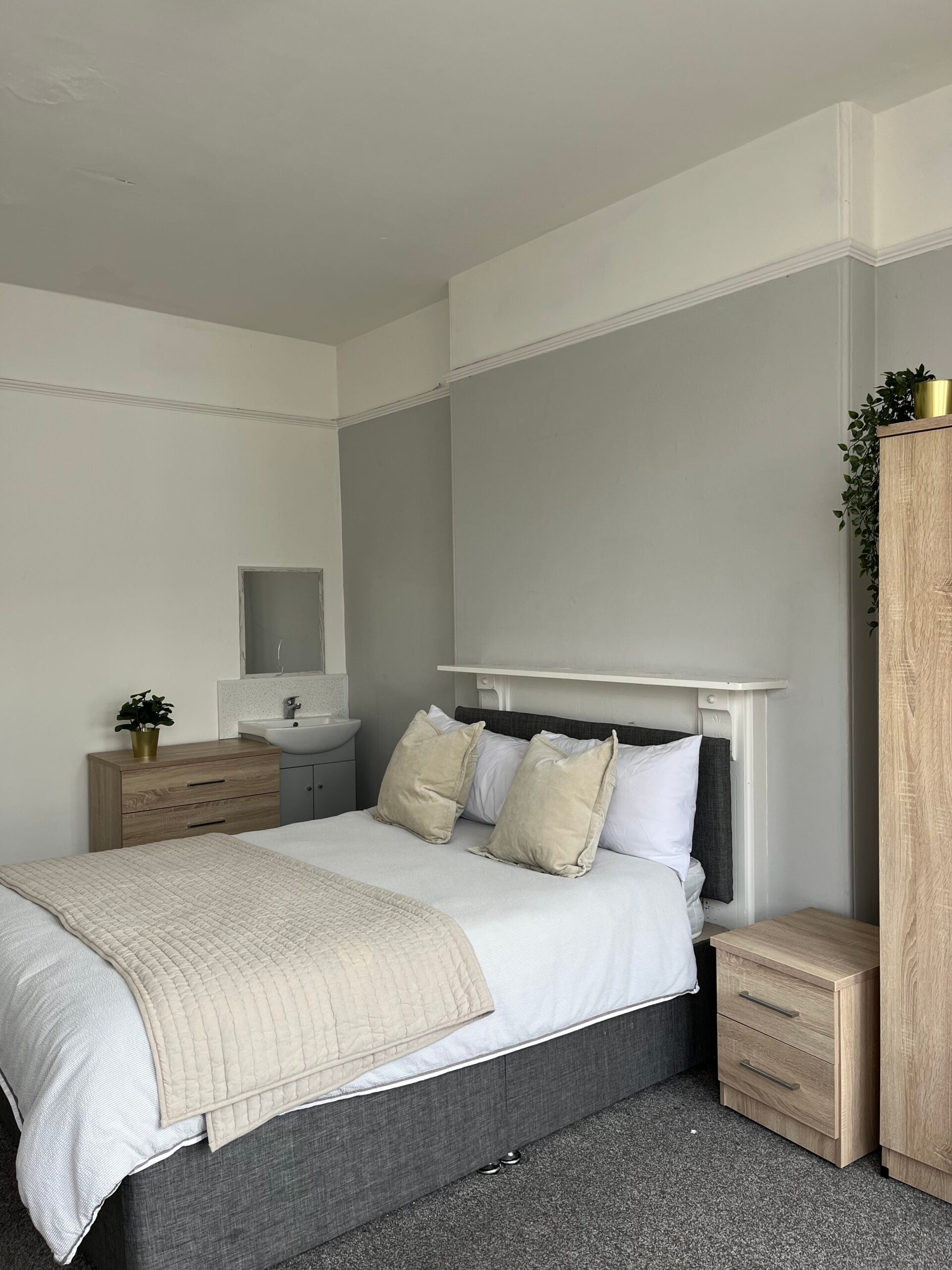 Room Sutherland Road in Plymouth