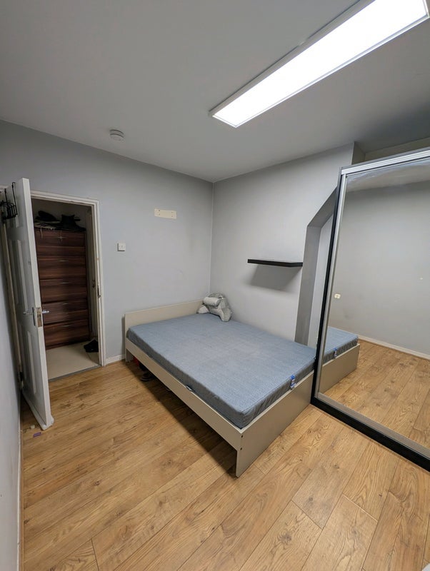 Room India Way in Greater London